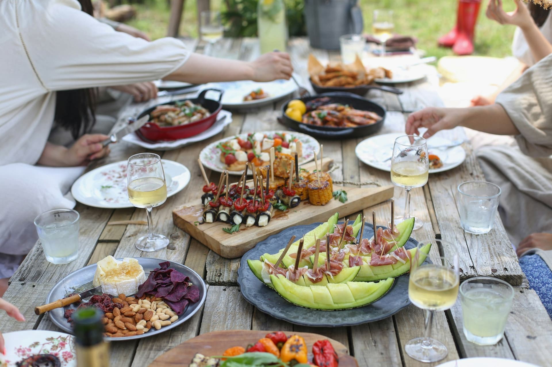 Catering von Kulinarik Krötzinger — gedeckte Tafel mit Kerzenschein in der KnochenMühle