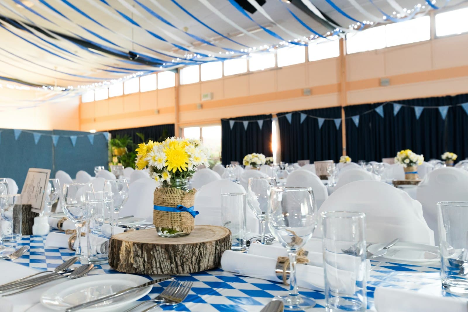 Festlich gedeckte Tafel mit Kerzenlicht im großen Saal der KnochenMühle