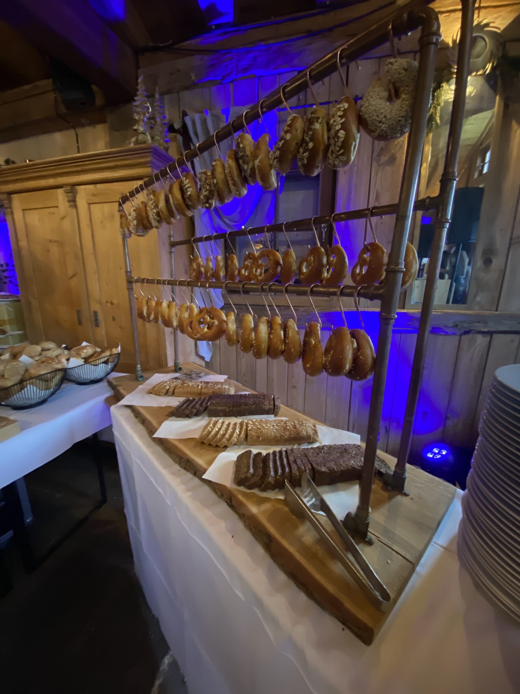Hängender Brezen-Ständer am Frühstücksbuffet in der KnochenMühle