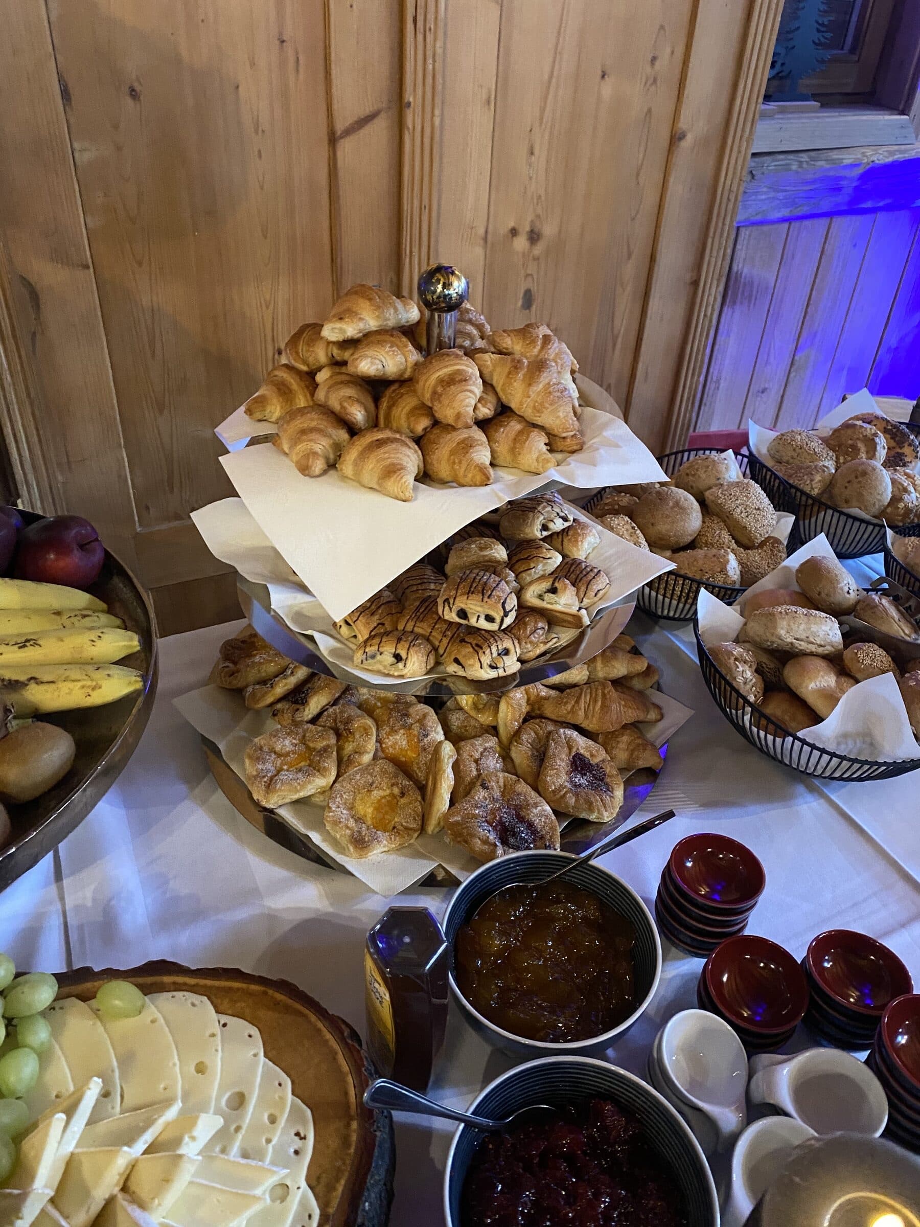 Gebäck-Etagere mit Croissants und Plunder — Frühstücksbuffet