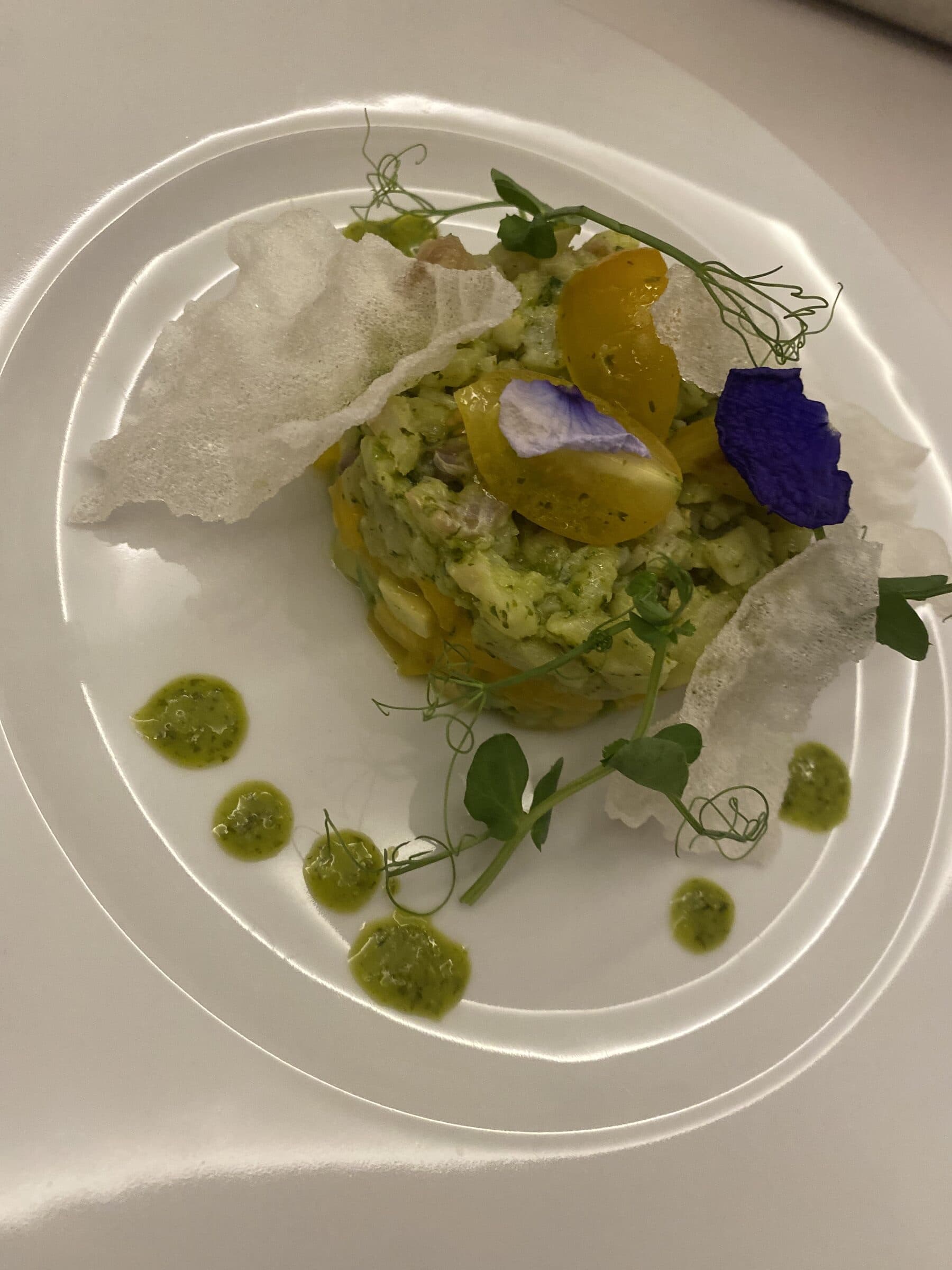 Fein angerichtetes Tatar mit Blüten — Fine-Dining bei einem Firmenevent