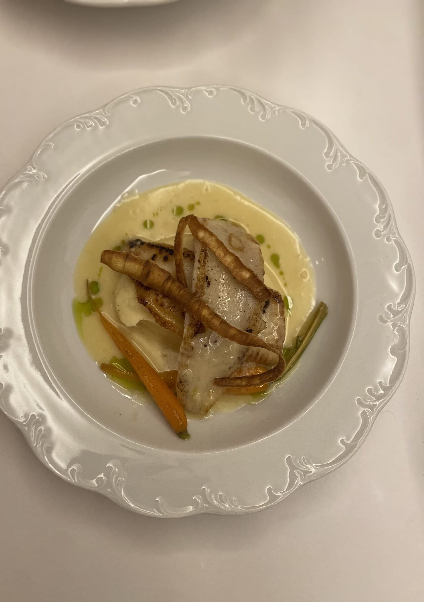 Fischgang mit Beurre blanc und Babykarotte — Menü bei einem Firmenevent